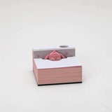Abreißblock 3D meditierender Hase Lasercut Stifthalter in Benutzung